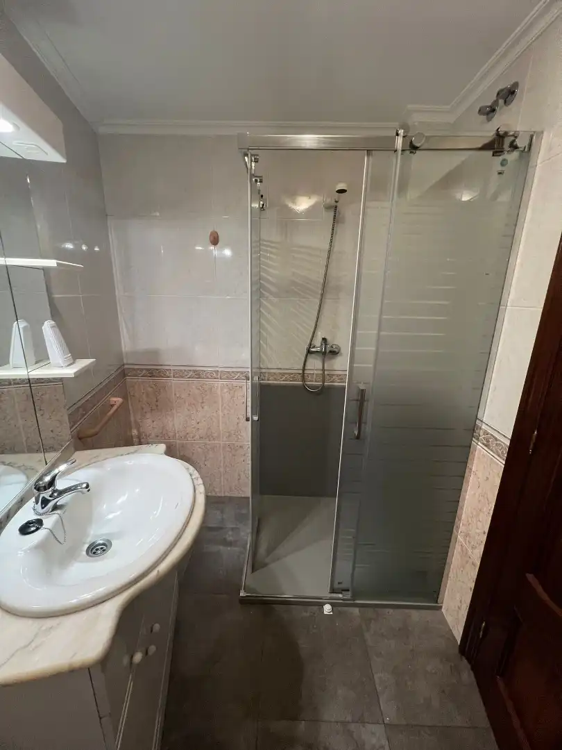 Badezimmer von Wohnungen zum Verkauf in Ferrol mit Heizung, Parkett und Abstellraum