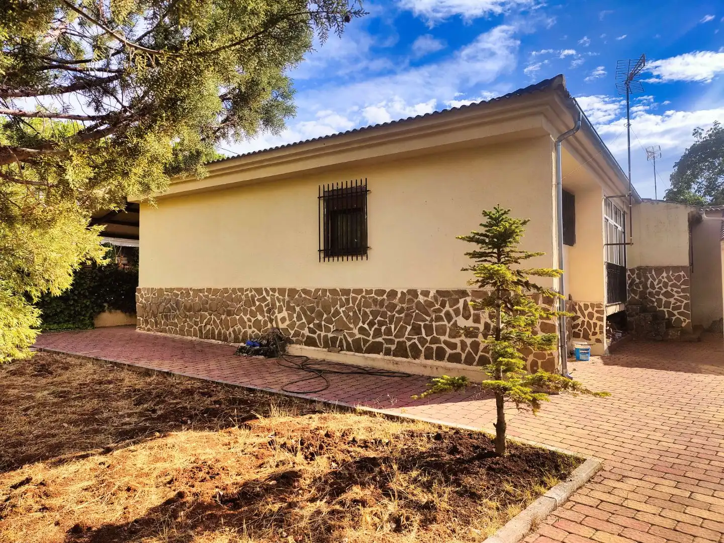 Vista exterior de Casa o chalet en venta en Peñascosa con Jardín privado, Terraza y Amueblado