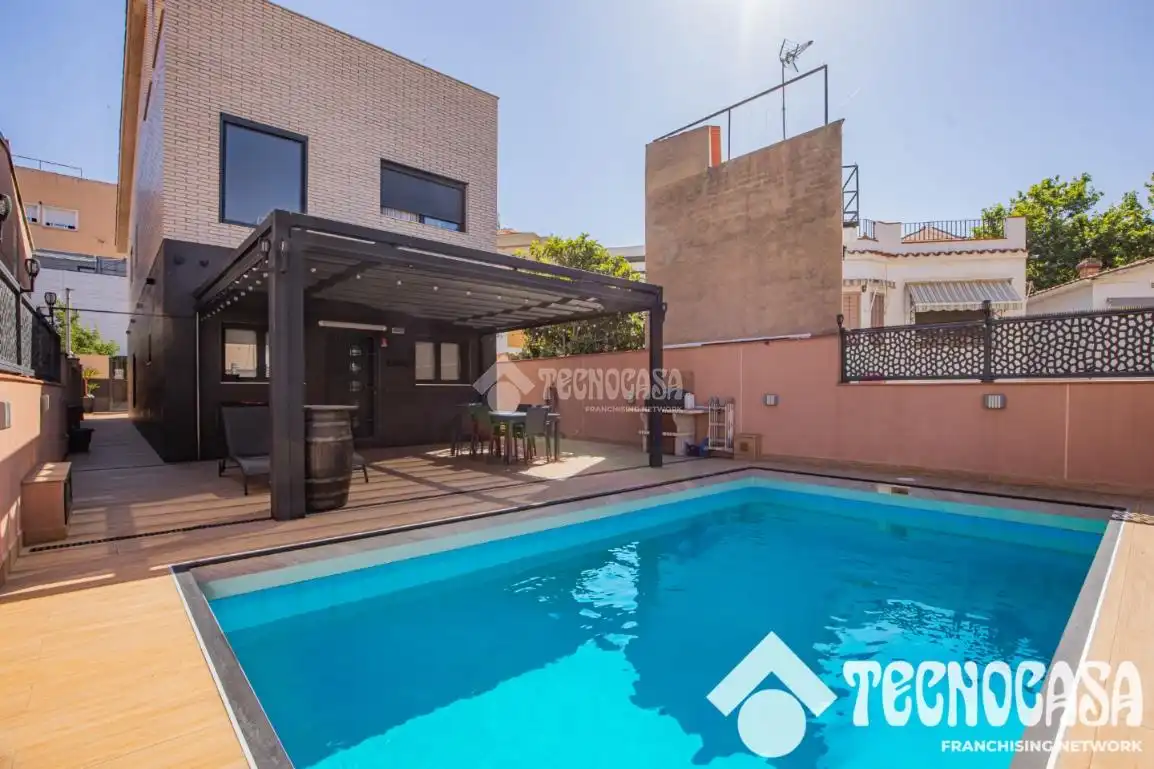 Piscina de Casa o xalet en venda en Santa Coloma de Gramenet amb Aire condicionat, Calefacció i Terrassa