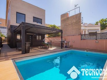 Casa con balcone in vendita a Centre