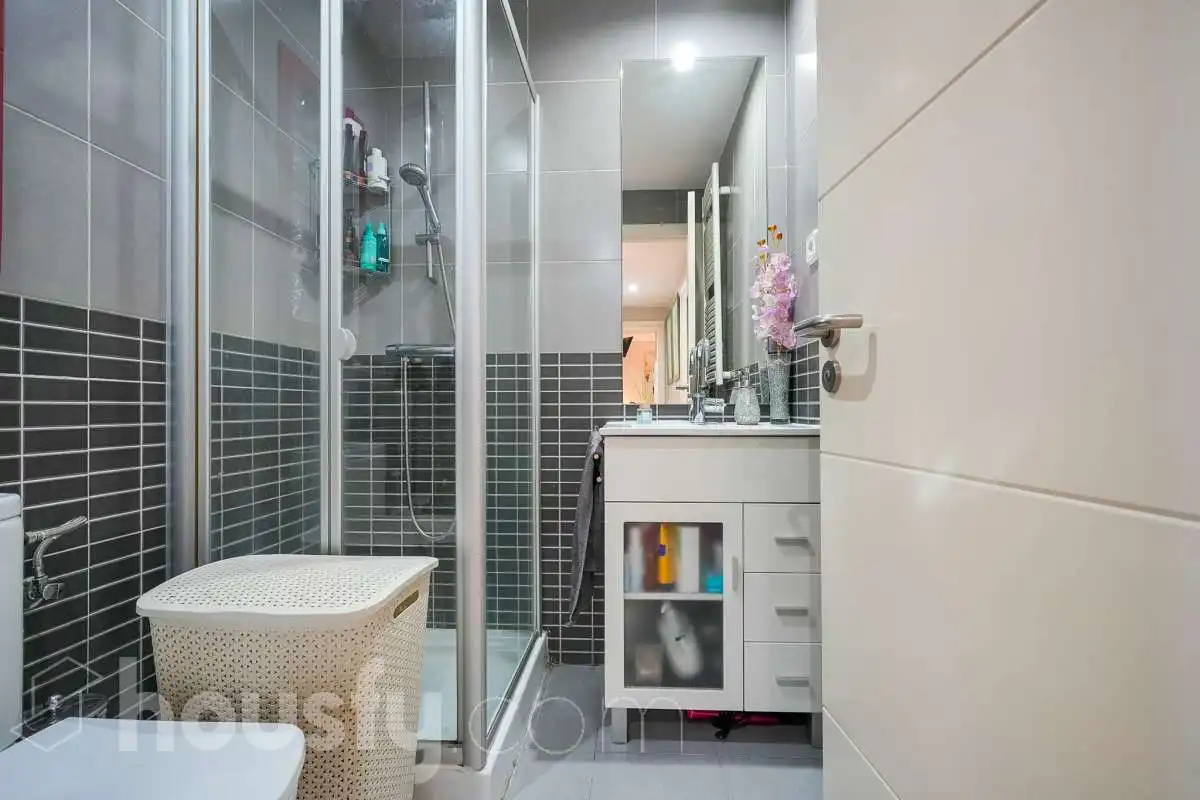 Baño de Ático en venta en Madrid con Terraza, Trastero y Piscina comunitaria