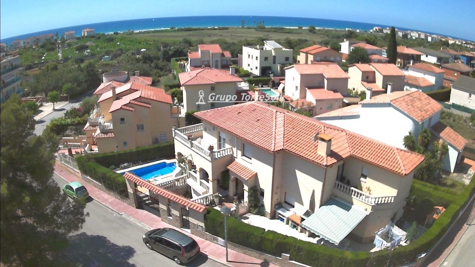 Vista exterior de Casa o xalet en venda en El Vendrell amb Calefacció, Terrassa i Traster