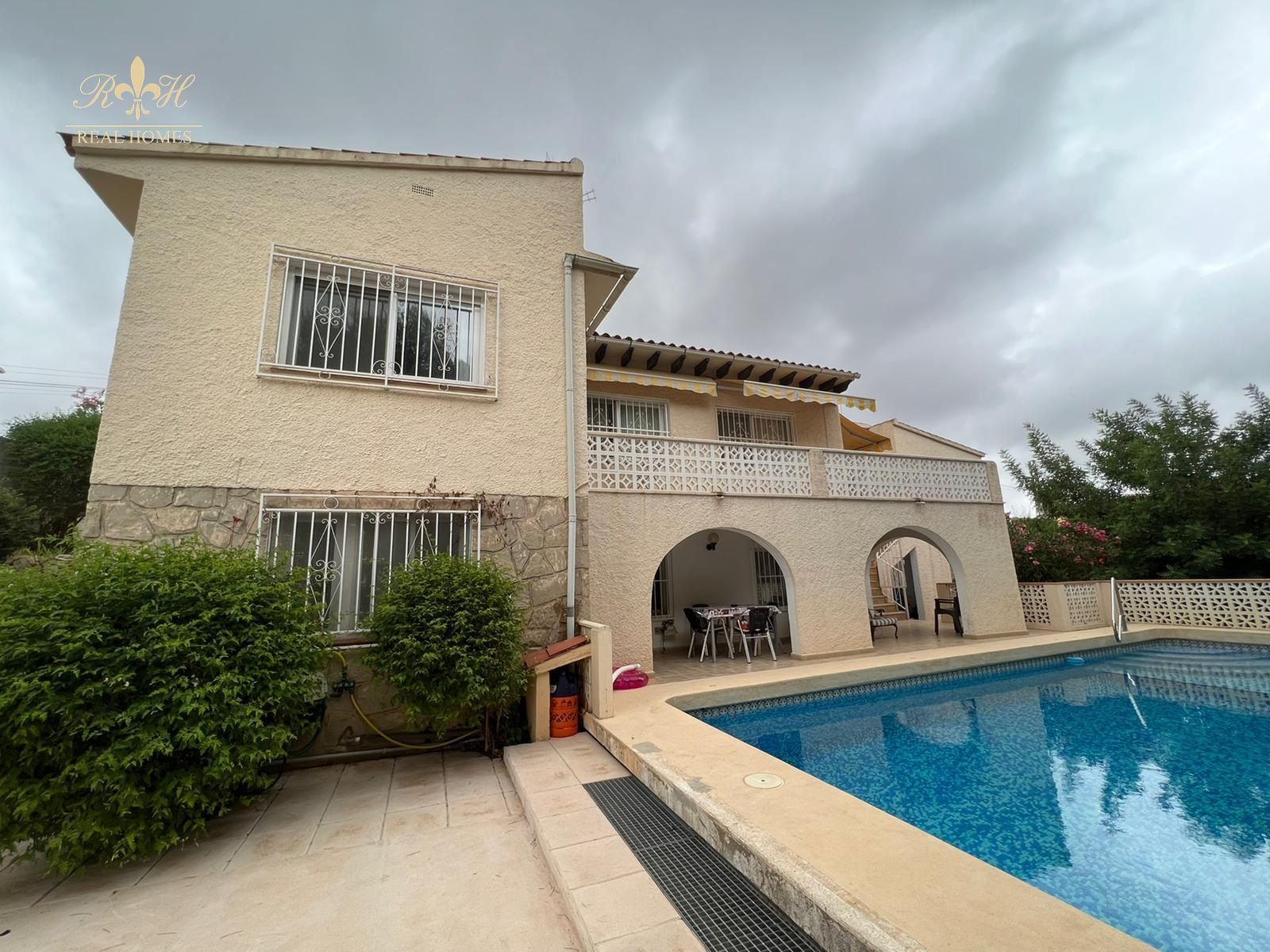 Vista exterior de Casa o xalet de lloguer en La Nucia amb Aire condicionat, Terrassa i Piscina