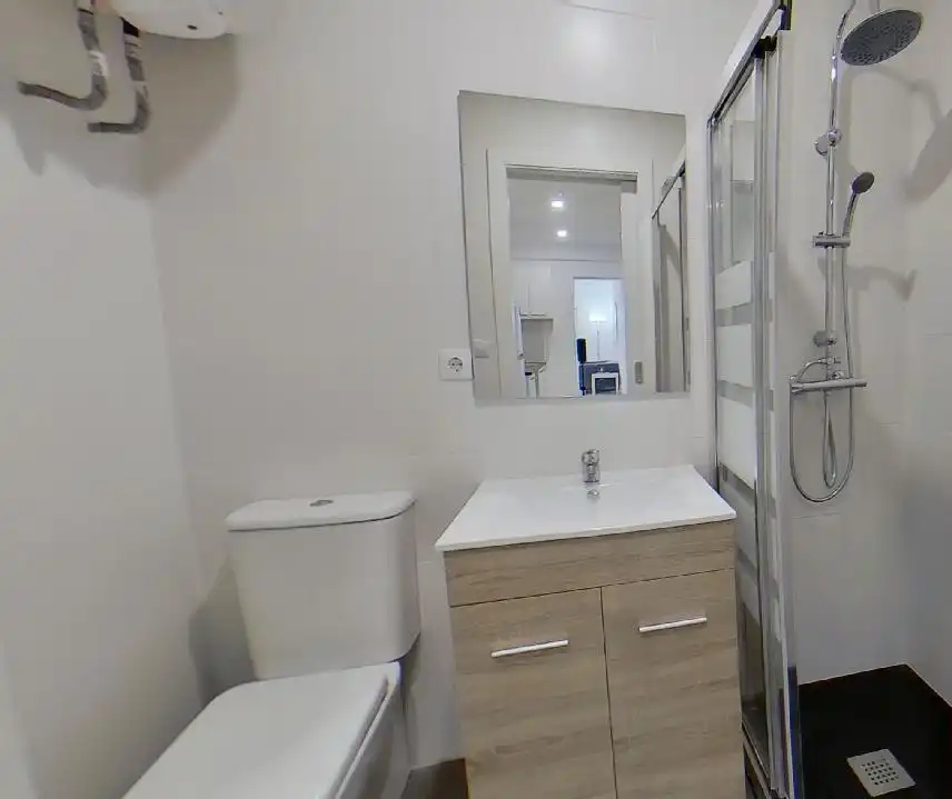 Bany de Apartament en venda en Barcelona amb Parquet, Terrassa i Balcó