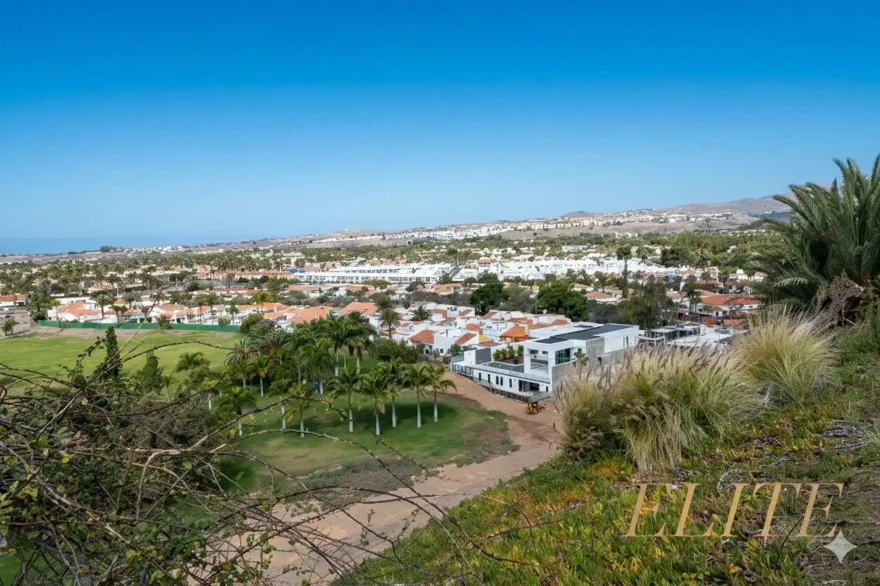 Exterior view of Detached homes for sale in San Bartolomé de Tirajana  with Air Conditioner, Private garden and Parquet flooring