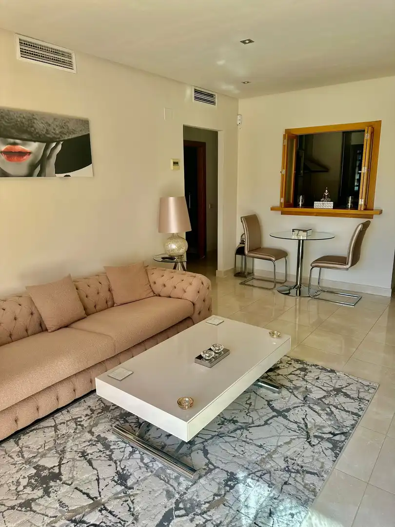 Sala de estar de Apartamento de alquiler en Estepona con Aire acondicionado, Terraza y Piscina