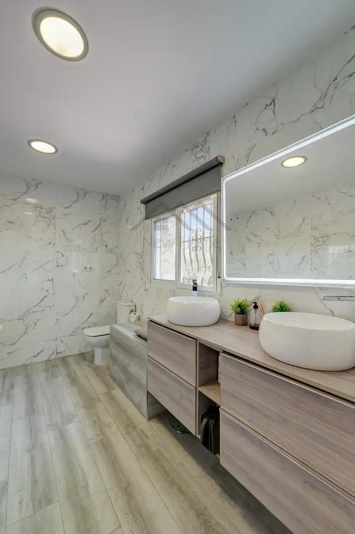 Bathroom of Houses for sale in La Pobla de Vallbona  with Air Conditioner, Heating and Private garden