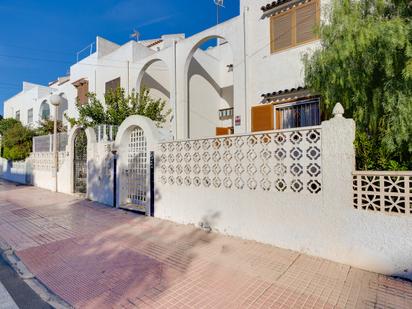 Vista exterior de Casa o xalet en venda en Torrevieja amb Calefacció, Jardí privat i Terrassa