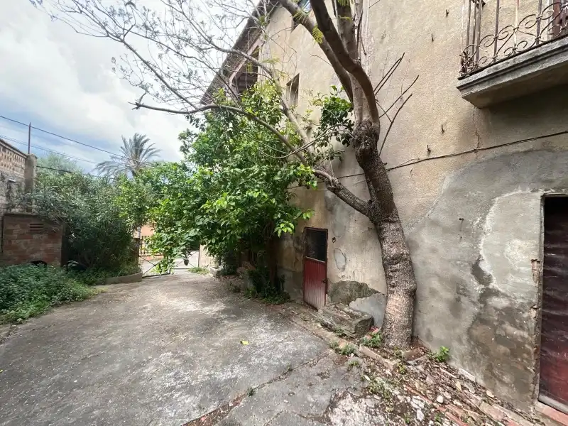 Vista exterior de Casa o xalet en venda en Saus, Camallera i Llampaies amb Terrassa i Balcó
