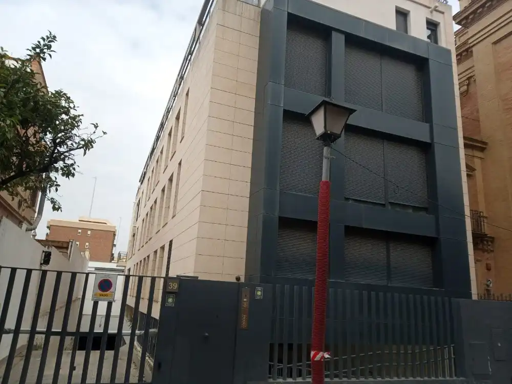 Vista exterior de Garaje en venta en Sevilla