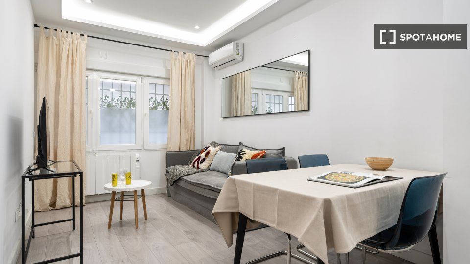 Living room of Flat to rent in  Madrid Capital  with Air Conditioner, Heating and Furnished