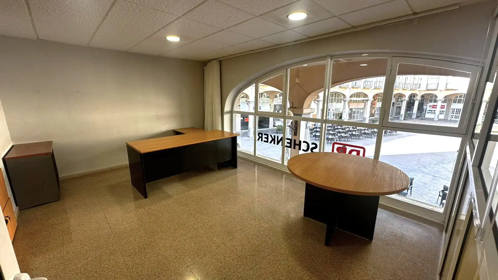 Office for rent in Sax  with Air Conditioner