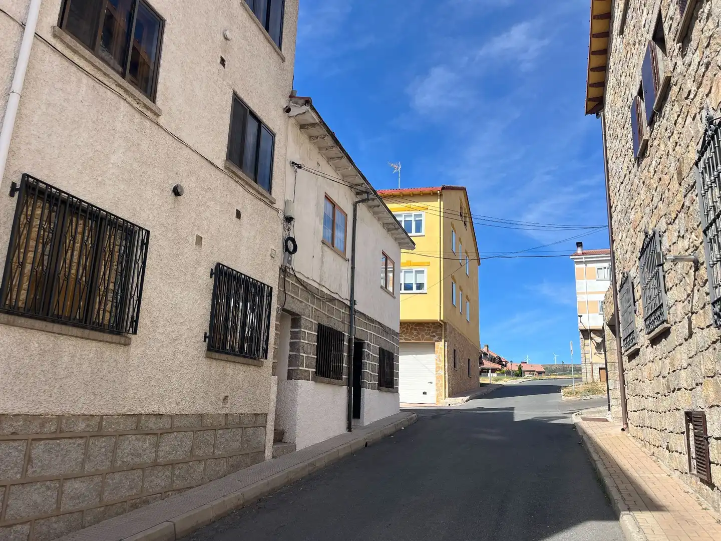 Vista exterior de Piso en venta en Las Navas del Marqués  con Calefacción y Trastero