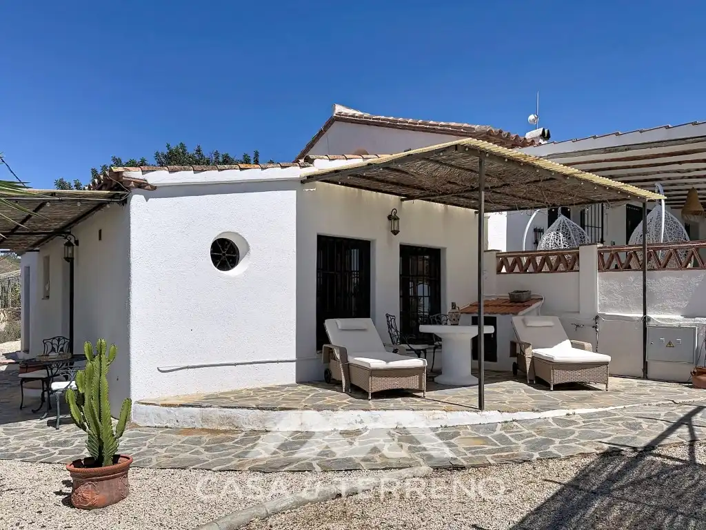 Vista exterior de Casa o xalet en venda en Vélez-Málaga amb Aire condicionat, Jardí privat i Terrassa