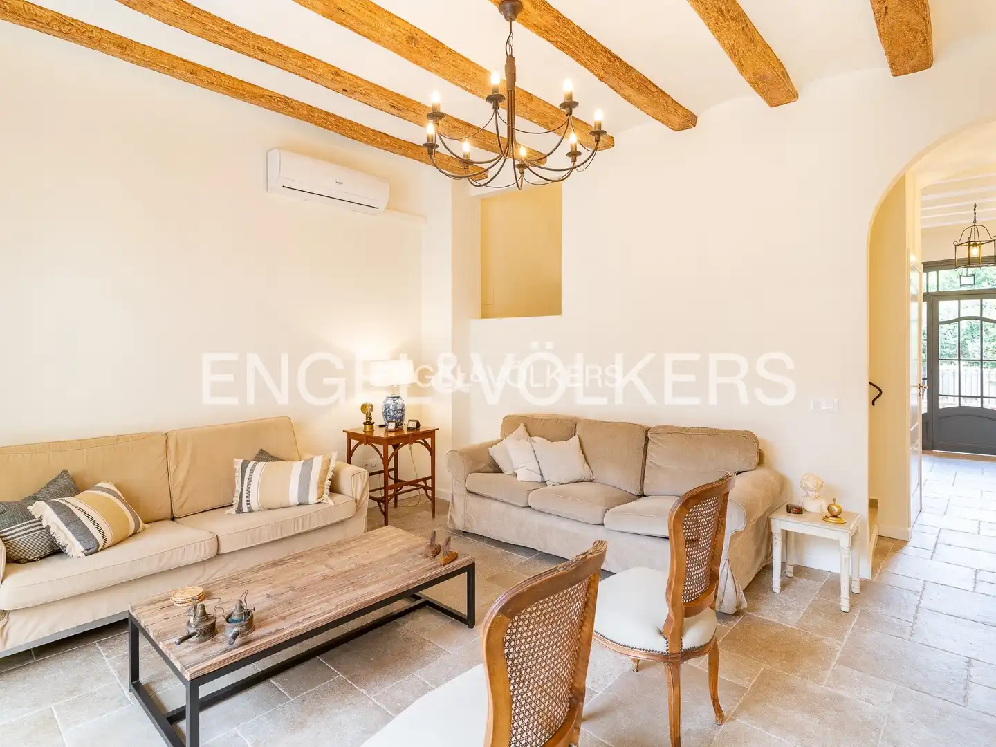 Sala de estar de Casa adosada de alquiler en Alella con Aire acondicionado, Calefacción y Jardín privado