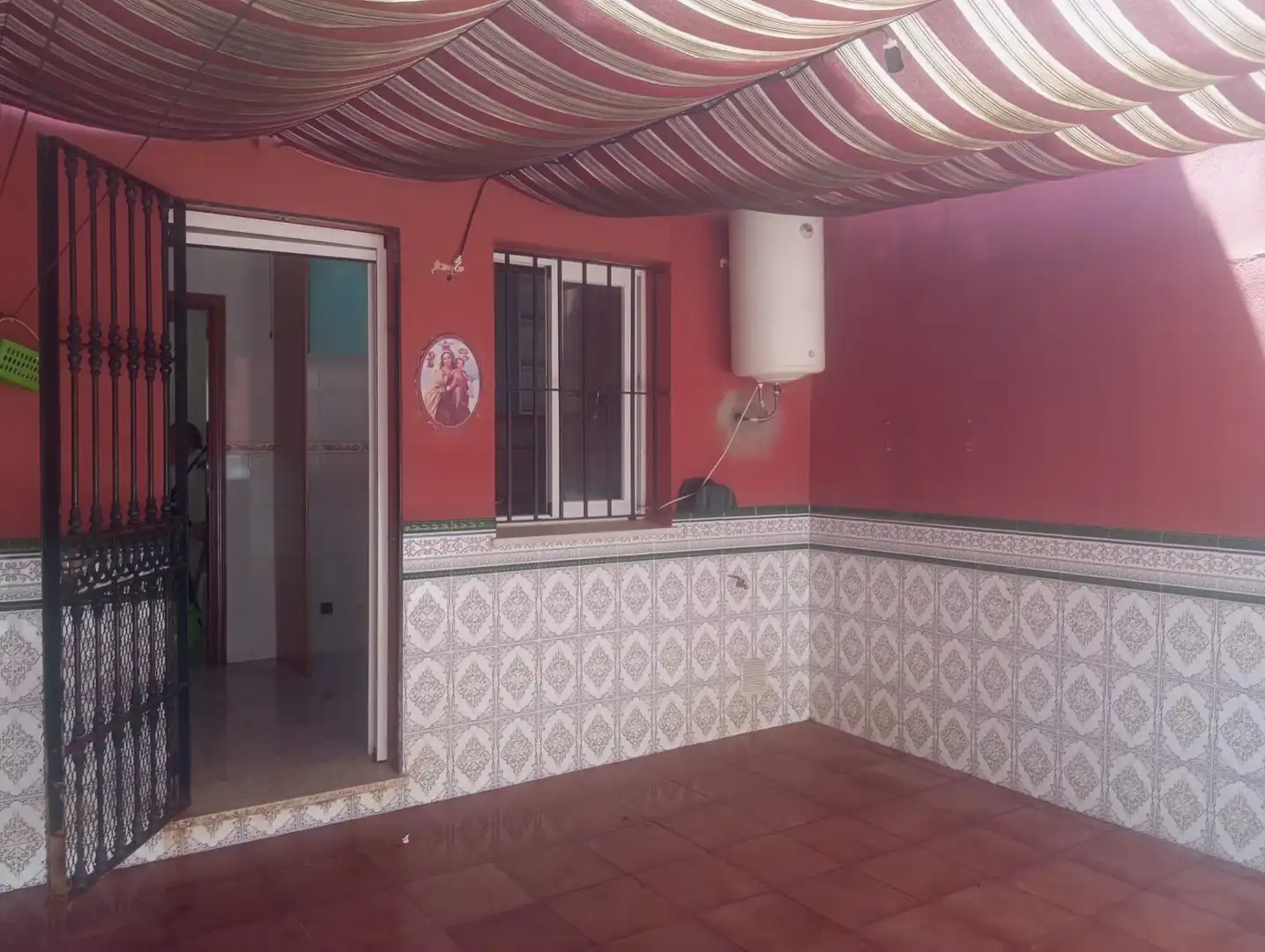 Küche von Einfamilien-Reihenhaus zum Verkauf in Algeciras mit Privatgarten und Gemeinschaftspool