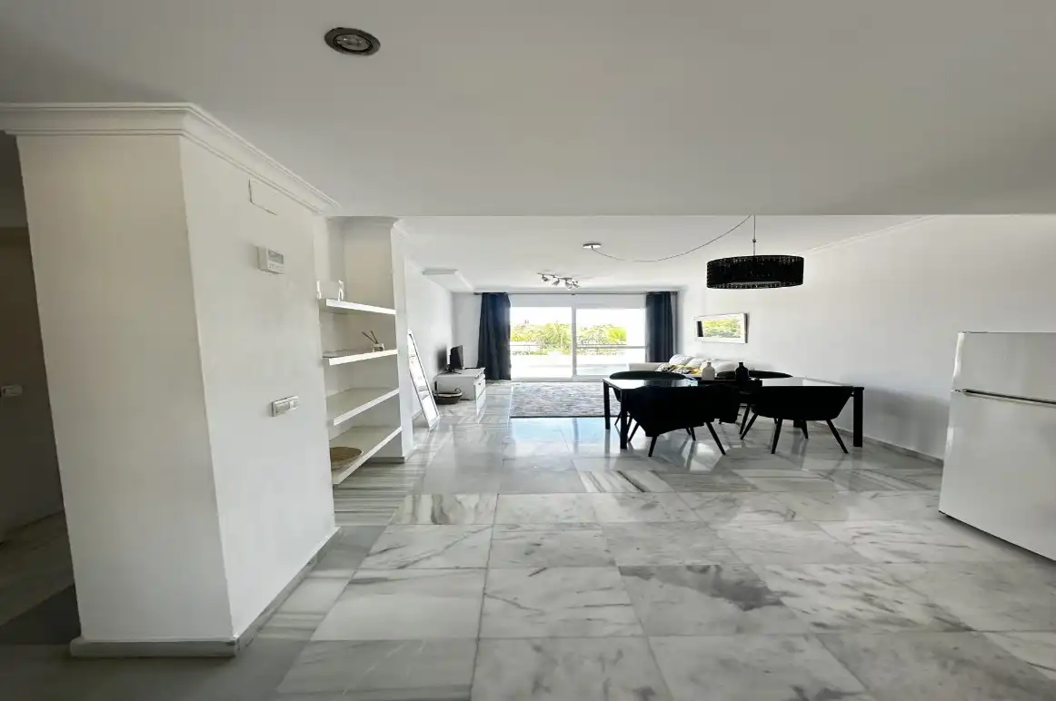 Esszimmer von Wohnungen zum Verkauf in Marbella mit Klimaanlage, Privatgarten und Terrasse