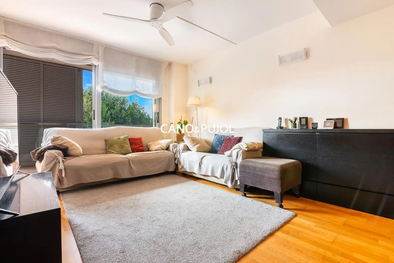 Living room of Flat for sale in Sant Cugat del Vallès  with Heating, Terrace and Storage room