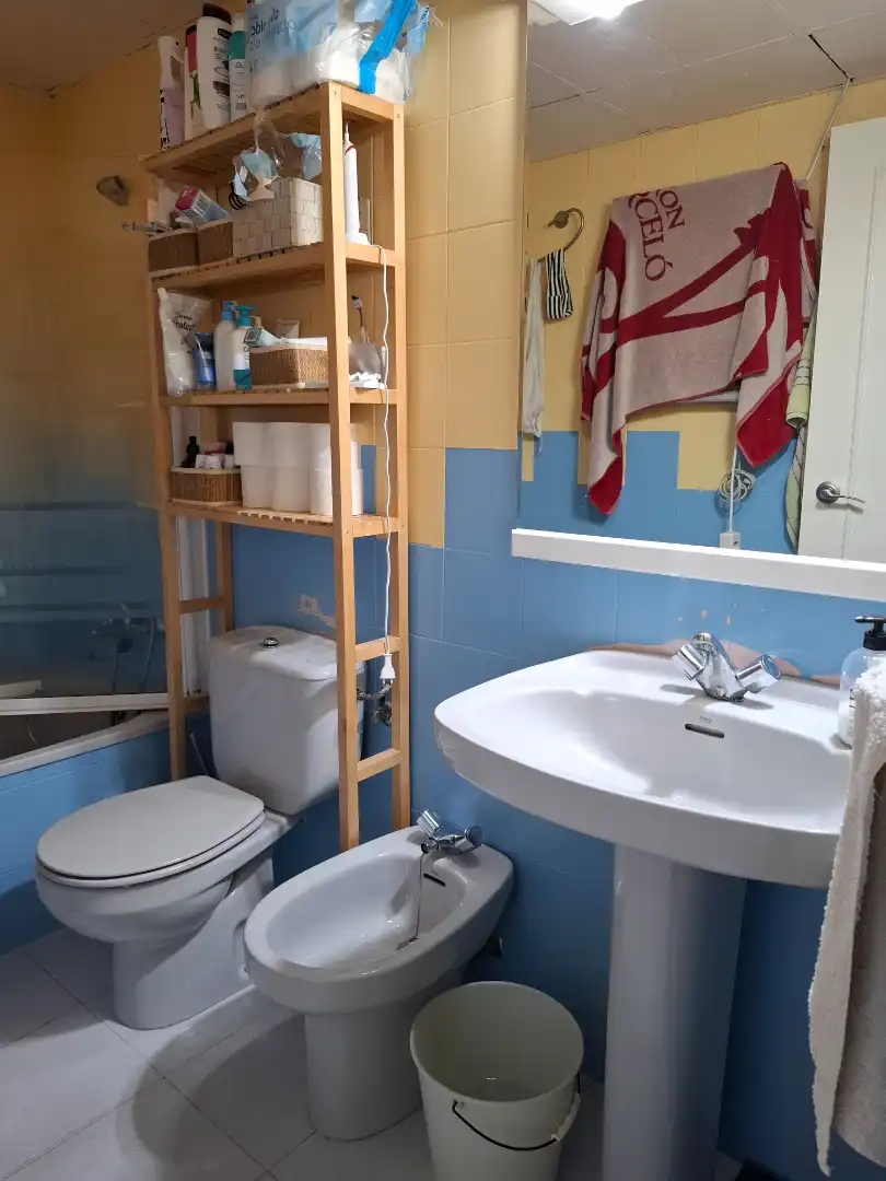 Bathroom of Flat for sale in Sevilla  with Air Conditioner, Terrace and Storage room