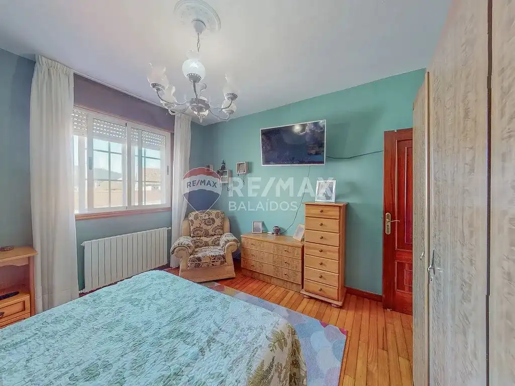 Dormitori de Casa o xalet en venda en Cangas  amb Calefacció, Jardí privat i Parquet