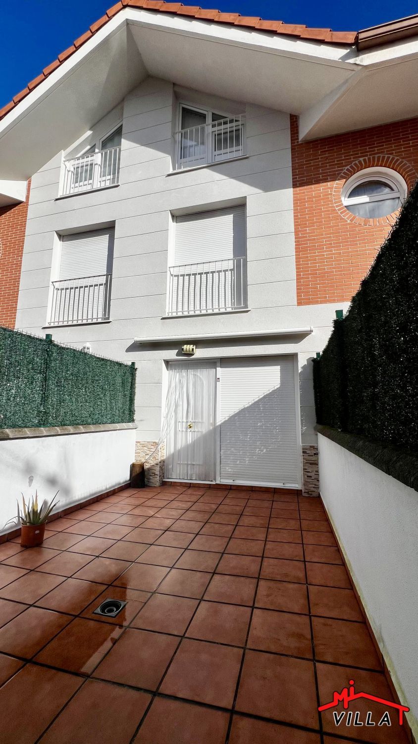 Vista exterior de Casa adosada en venta en Ampuero con Calefacción, Terraza y Trastero