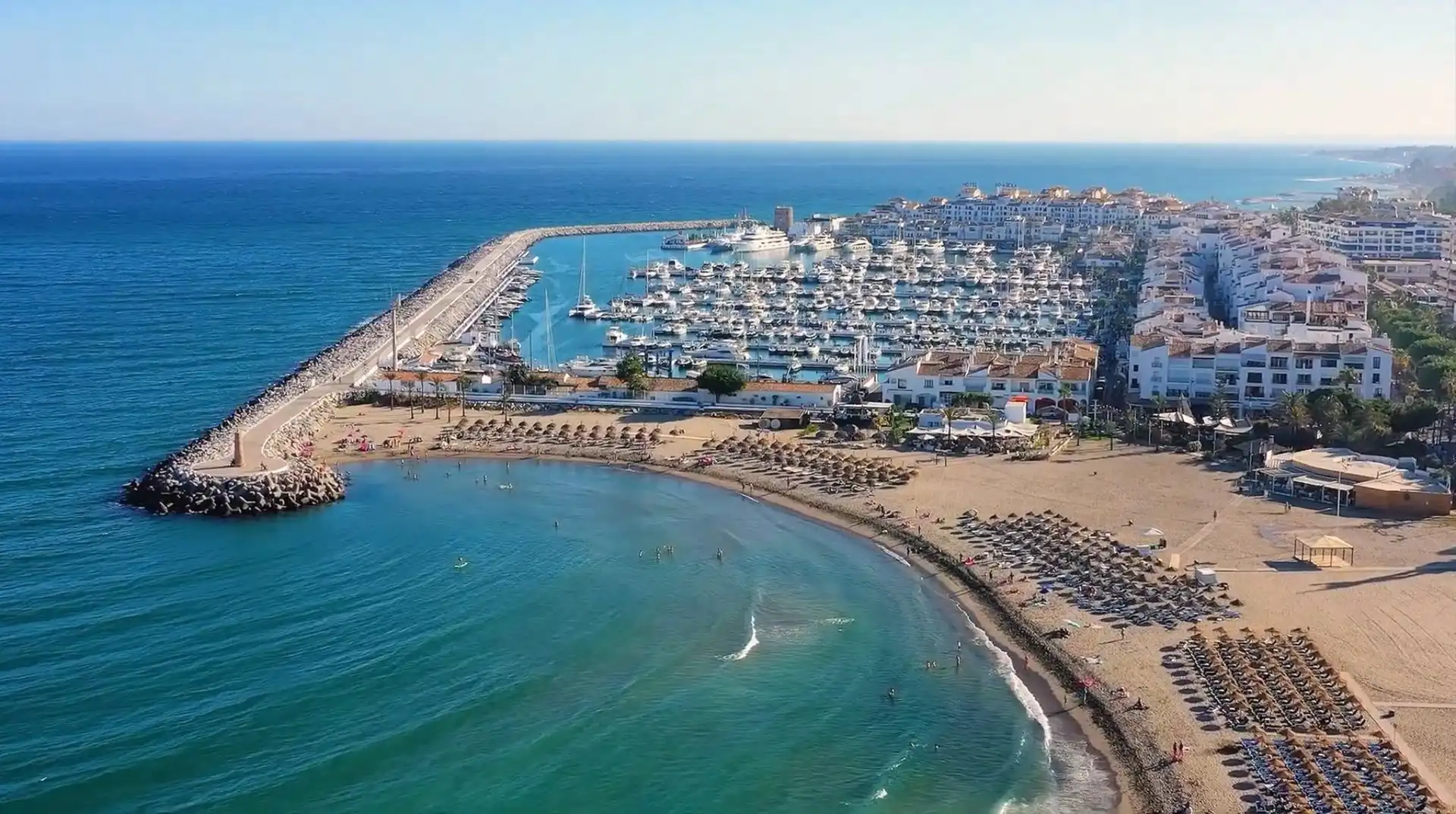 Vista exterior de Àtic en venda en Marbella amb Aire condicionat, Calefacció i Jardí privat