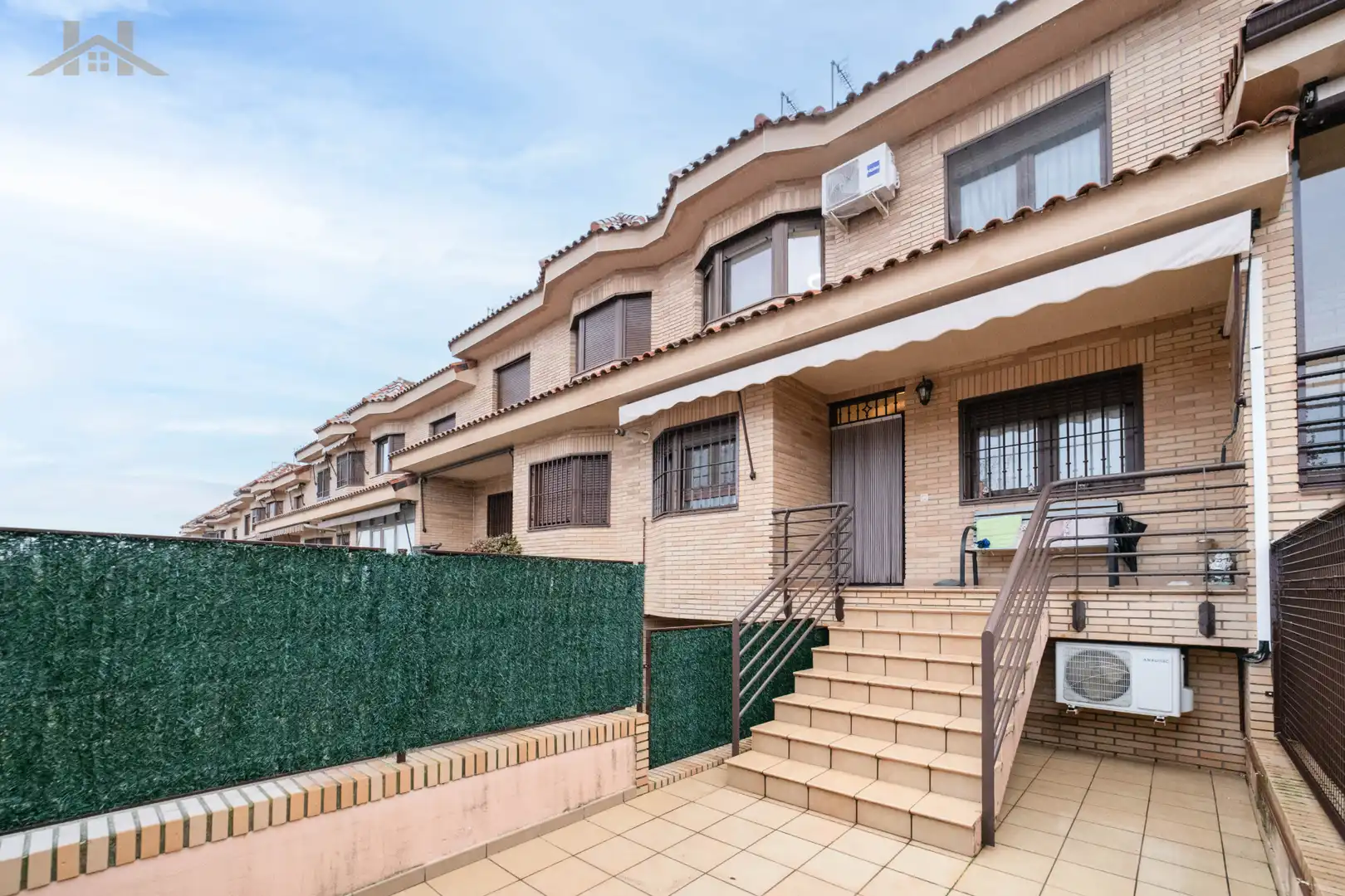 Vista exterior de Casa adosada en venda en Navalcarnero amb Aire condicionat, Calefacció i Jardí privat