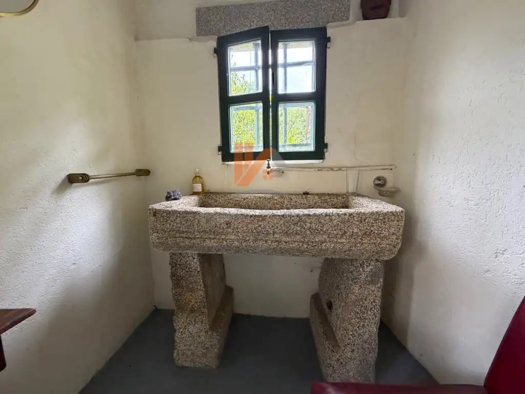Bany de Casa o xalet en venda en Santiago de Compostela  amb Jardí privat, Moblat i Forn