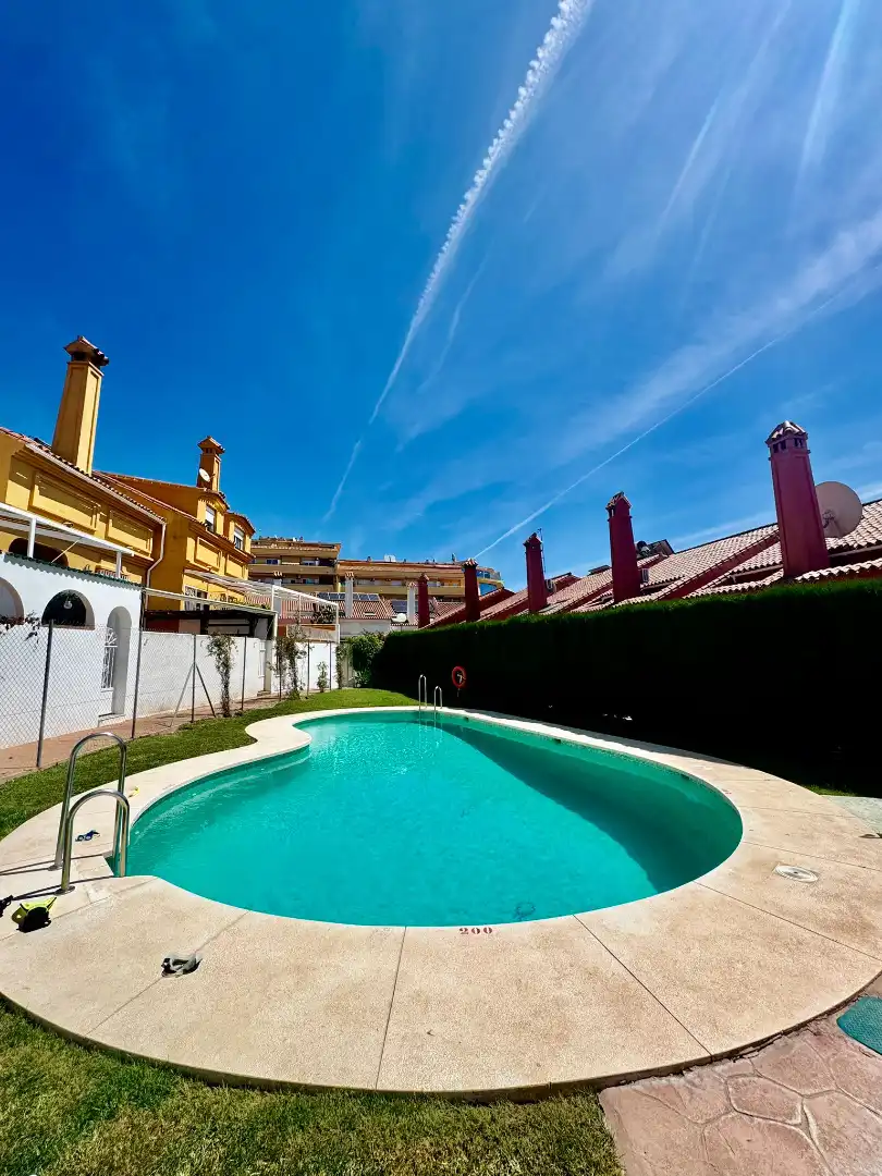 Piscina de Casa adosada en venta en Fuengirola con Aire acondicionado, Calefacción y Terraza