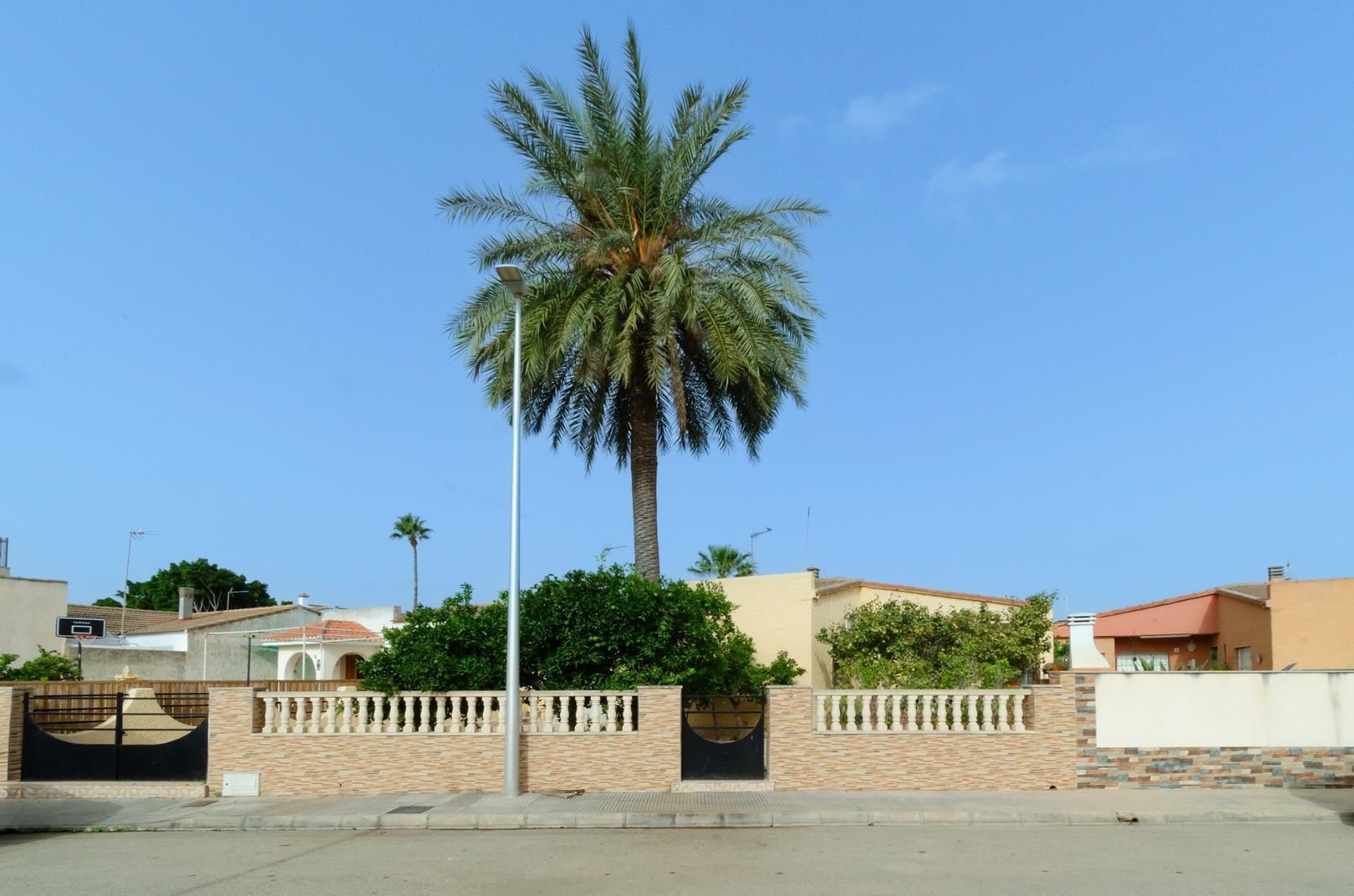 Vista exterior de Casa o xalet en venda en Cartagena amb Aire condicionat i Jardí privat
