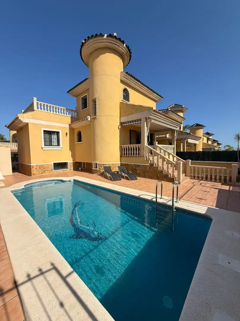 Casa con piscina en venta en Orihuela Costa