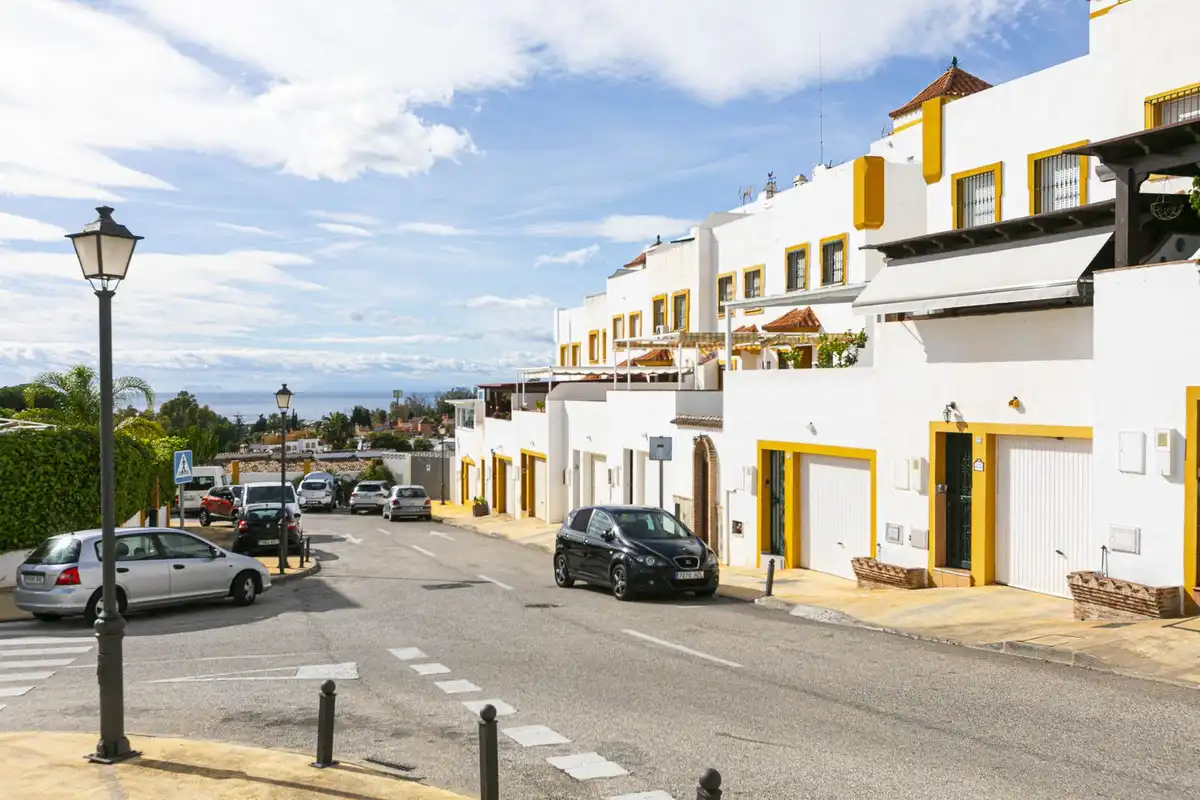 Vista exterior de Casa adosada en venda en Marbella amb Terrassa i Traster