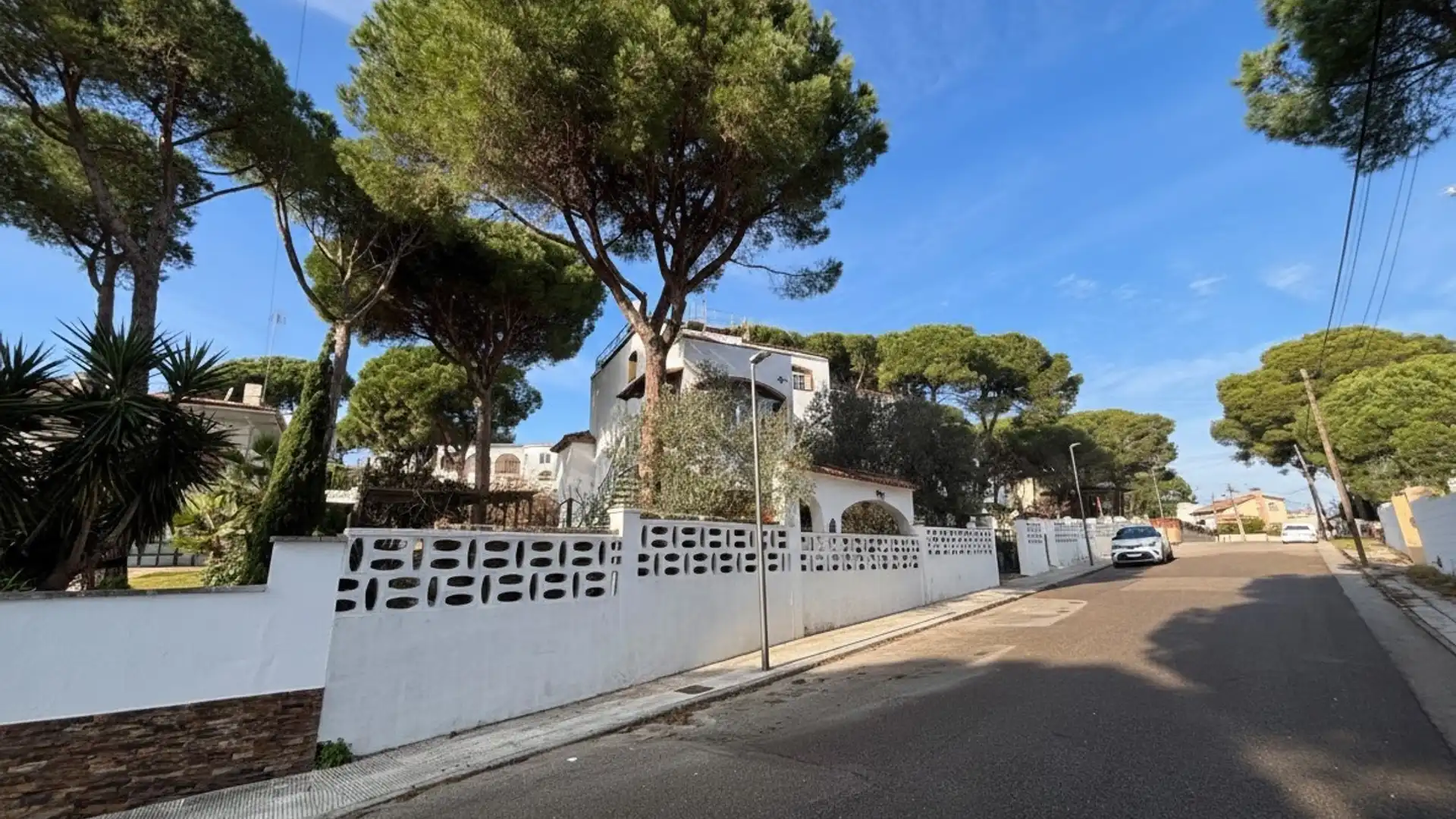 Außenansicht von Einfamilien-Reihenhaus zum Verkauf in L'Escala mit Heizung, Terrasse und Abstellraum
