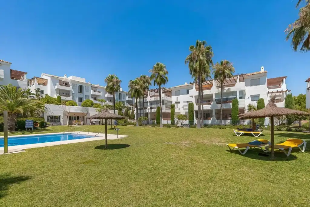 Jardín de Apartamento de alquiler en Estepona con Aire acondicionado, Terraza y Piscina