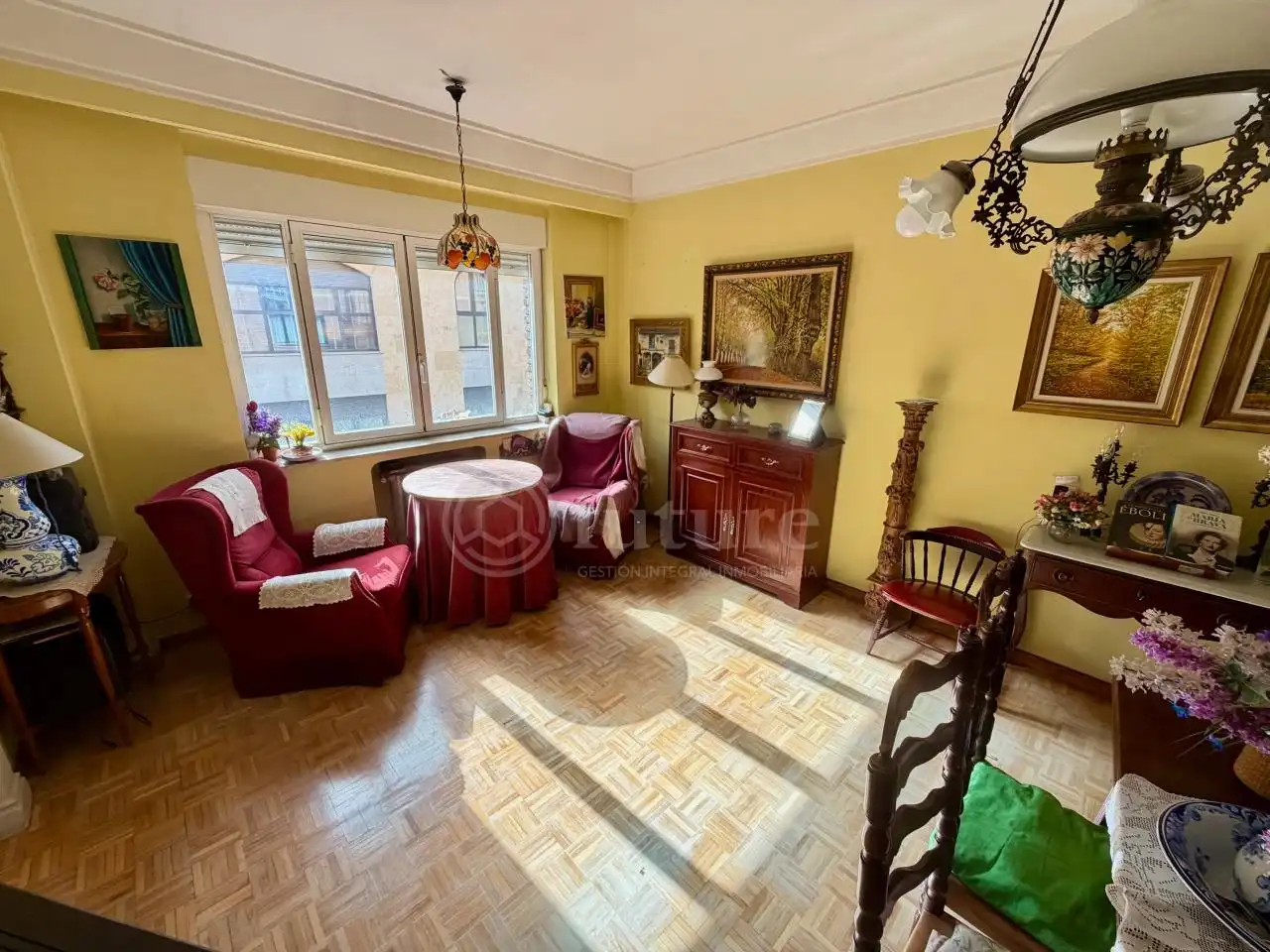 Sala d'estar de Pis en venda en Salamanca amb Calefacció, Parquet i Moblat