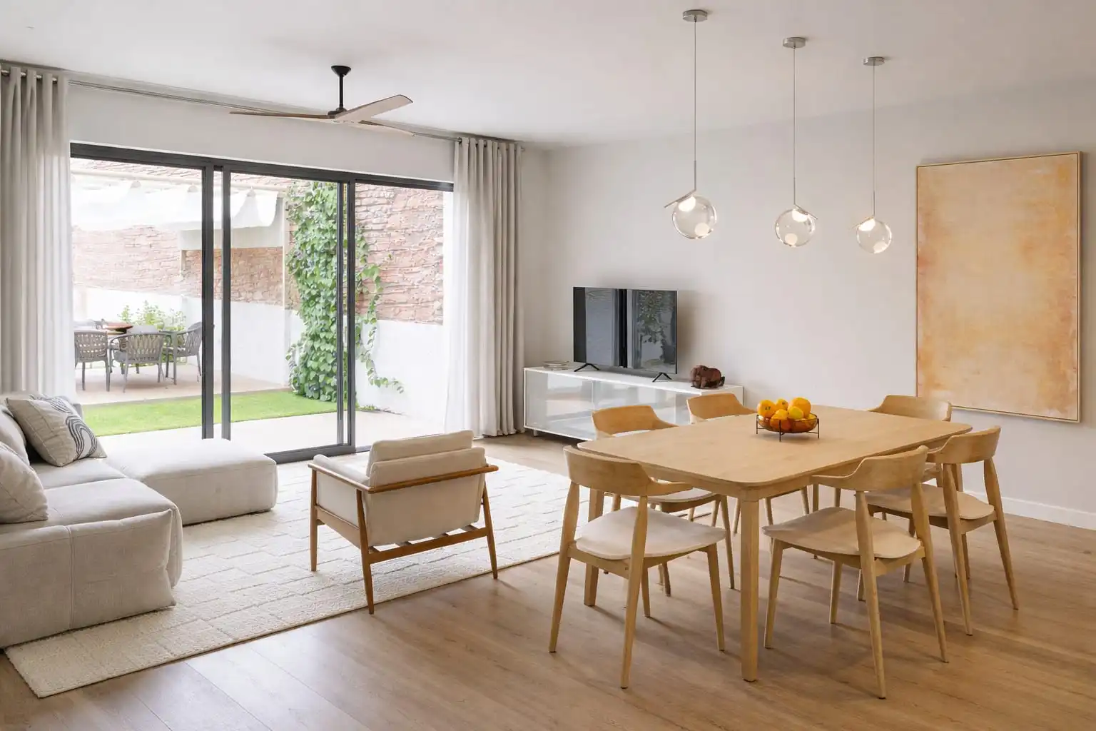 Wohnzimmer von Einfamilien-Reihenhaus zum Verkauf in Anglès mit Privatgarten und Parkett