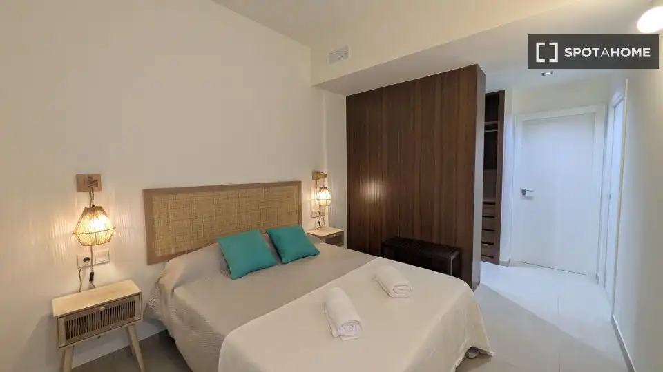 Dormitori de Apartament per a compartir en Torrevieja amb Aire condicionat, Terrassa i Moblat