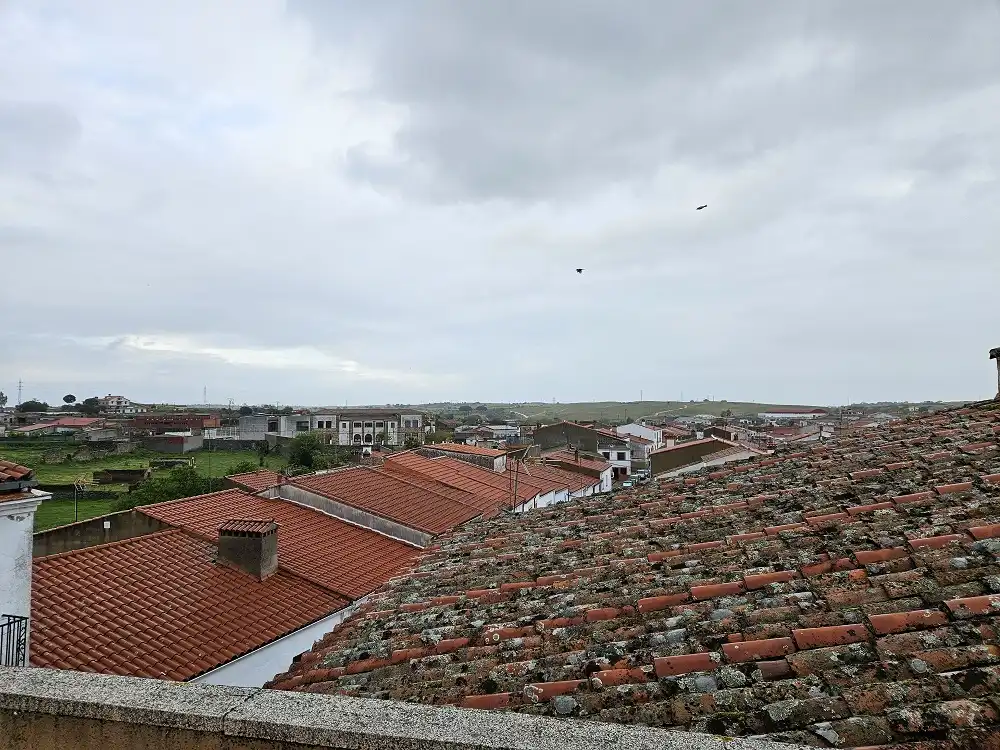 Außenansicht von Wohnung zum Verkauf in Navas del Madroño mit Terrasse und Balkon