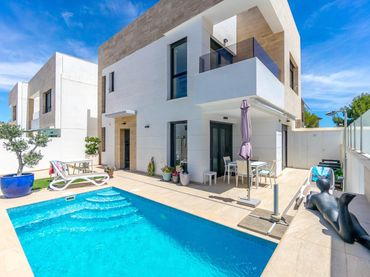 Detached house with balcony for sale in Calle Puig mayor