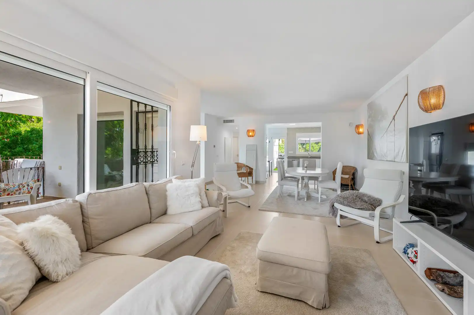 Sala d'estar de Casa o xalet en venda en Marbella amb Aire condicionat, Jardí privat i Terrassa