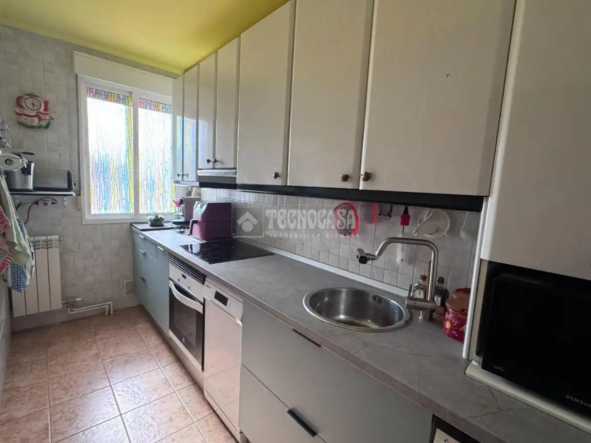 Cuina de Casa adosada en venda en Villasabariego amb Domòtica i Piscina comunitària