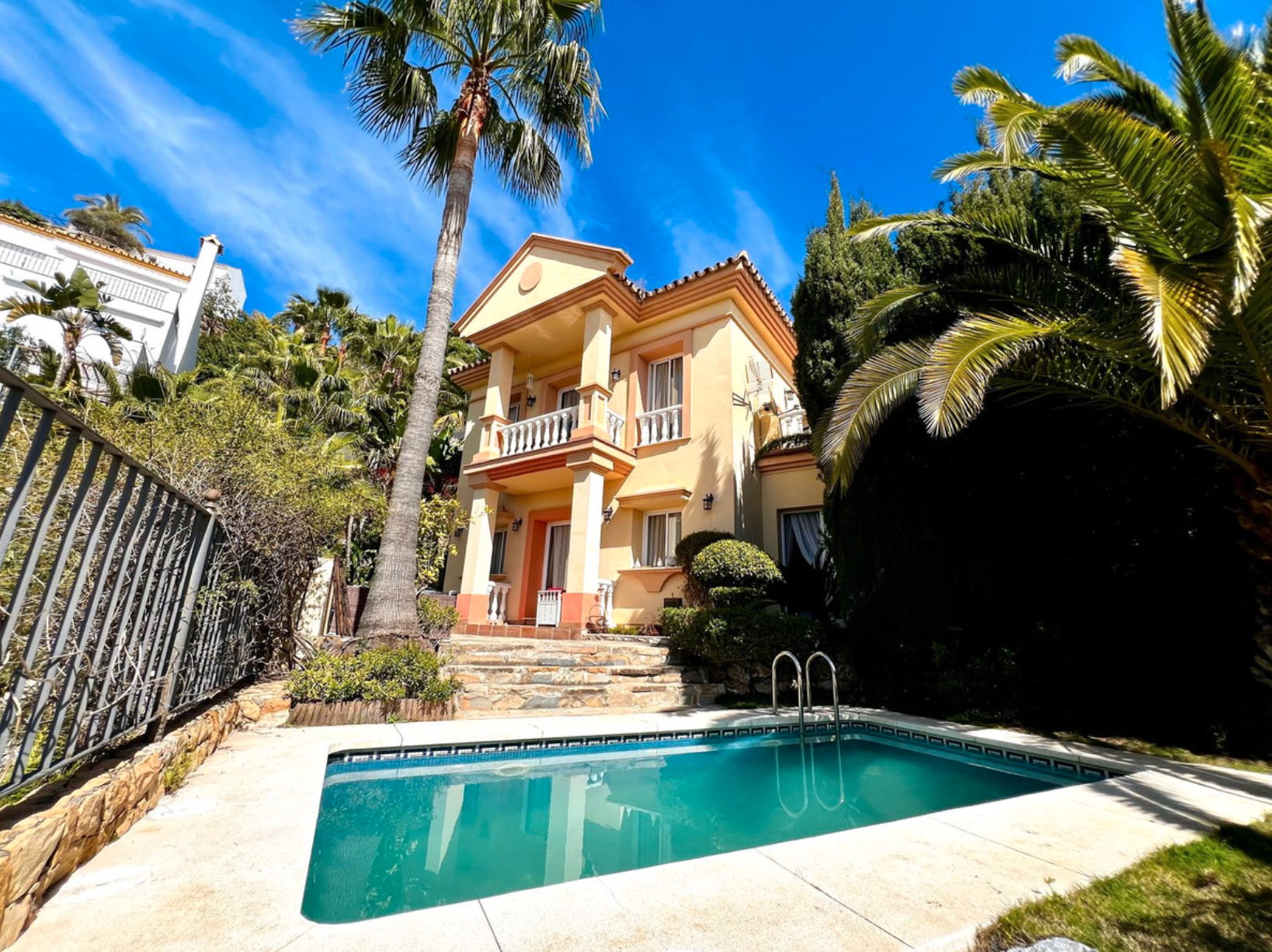 Vista exterior de Casa o xalet en venda en Istán amb Aire condicionat, Jardí privat i Terrassa