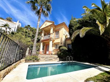 Chalet con balcón en venta en Istán