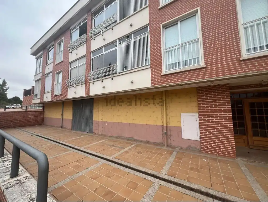 Vista exterior de Local de lloguer en Ávila