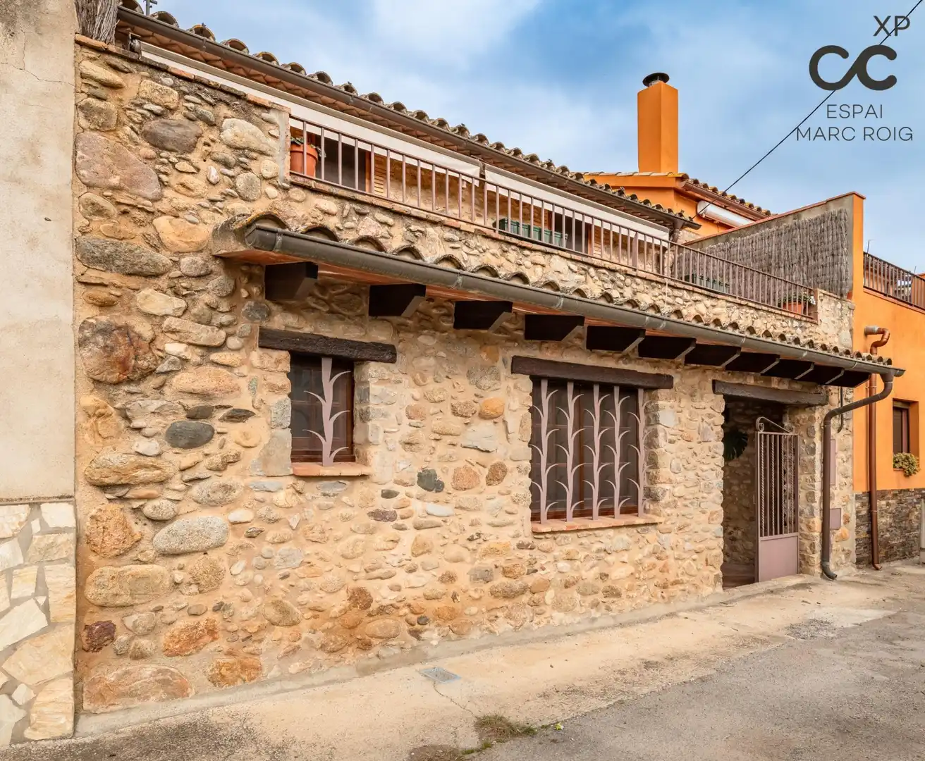 Vista exterior de Finca rústica en venda en Boadella i les Escaules amb Calefacció, Jardí privat i Terrassa