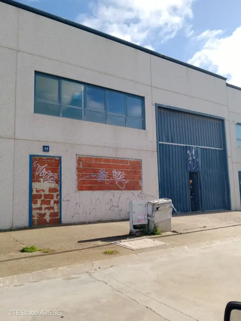Vista exterior de Nave industrial en venta en El Viso de San Juan