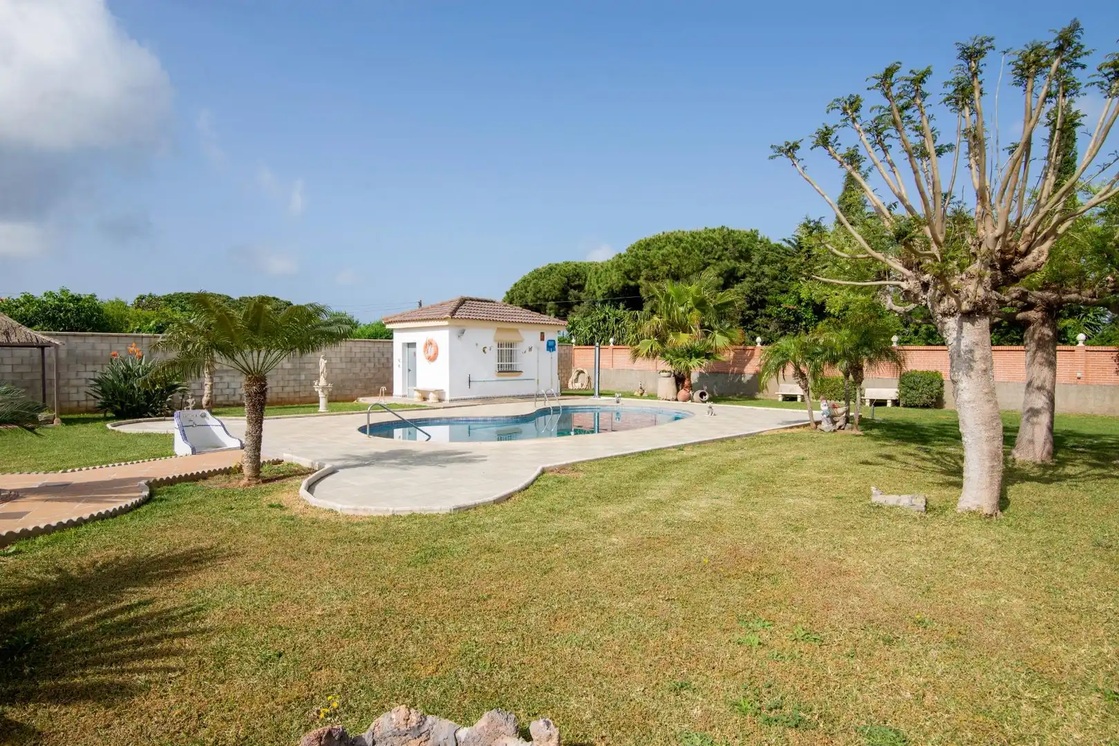 Piscina de Casa o xalet en venda en Chiclana de la Frontera amb Aire condicionat, Jardí privat i Traster