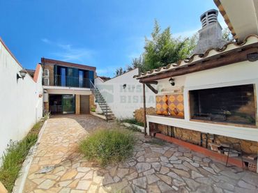 Casa rústica amb jardí en venda a La Bisbal d'Empordà