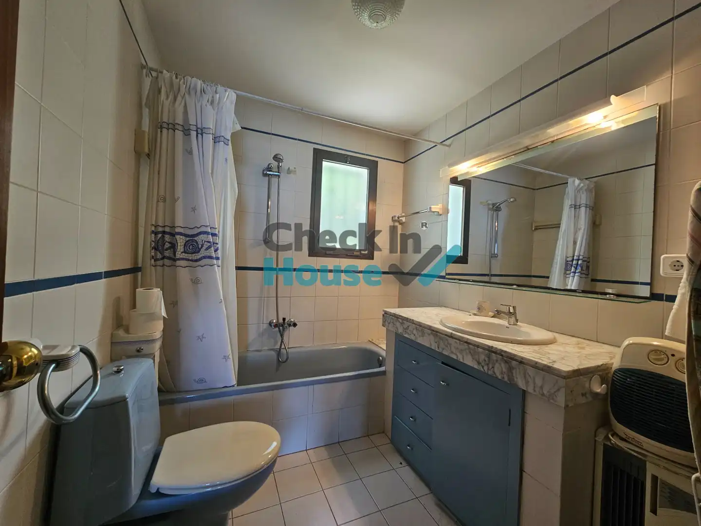 Baño de Casa adosada en venta en Sant Feliu de Guíxols con Calefacción, Terraza y Balcón