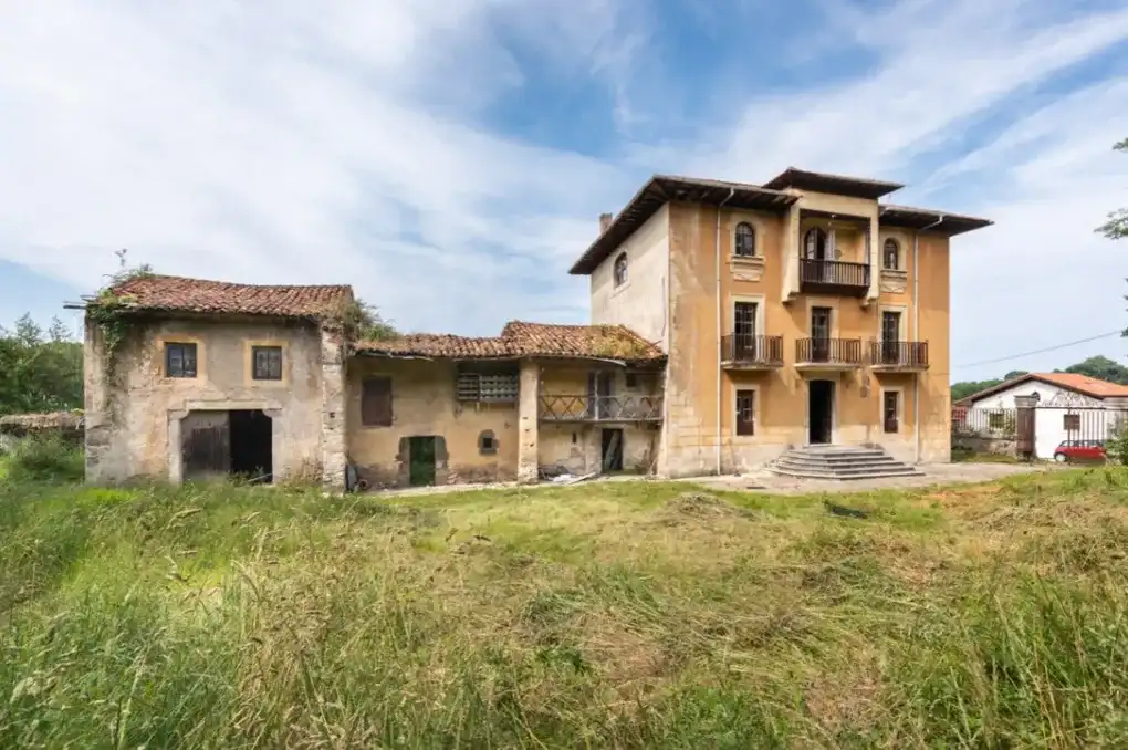 Vista exterior de Casa o xalet en venda en Llanes amb Jardí privat, Terrassa i Traster